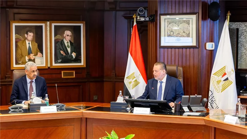 محافظ البنك المركزي المصري يلتقي رئيس مجموعة بنك التنمية الإفريقي الجديد لبحث أوجه التعاون المستقبلي بين الجانبين