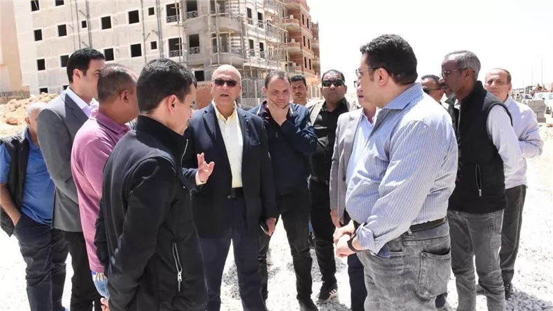 نائب وزيرة الإسكان يتفقد مشروعات المرافق بمدينة القاهرة الجديدة