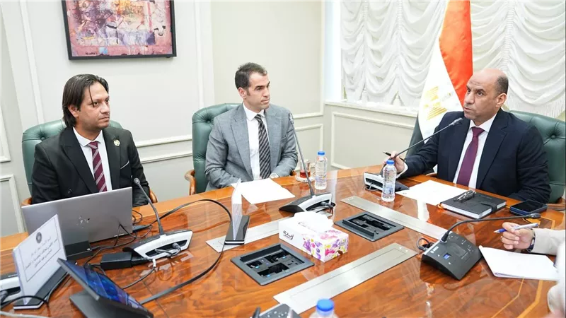 وزير العمل يلتقي وفد شركة 