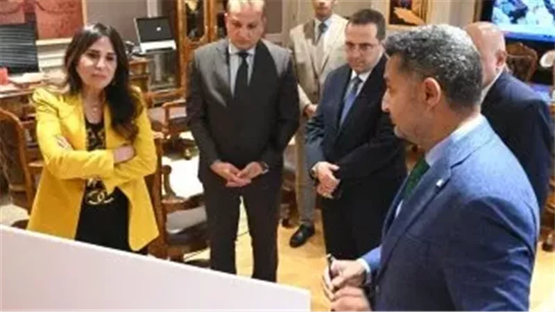 وزيرة الإسكان تلتقي مسئولي 