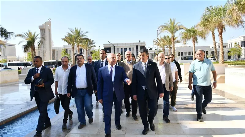 وزير النقل يتفقد المونوريل برحلة من محطة المستثمرين إلى العاصمة الإدارية