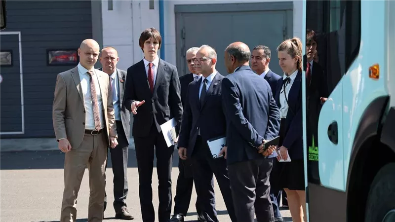 وزير الاستثمار والتجارة الخارجية يتفقد 3 مصانع كبرى في بيلاروسيا لبحث توطين صناعات الجرارات والشاحنات والألبان