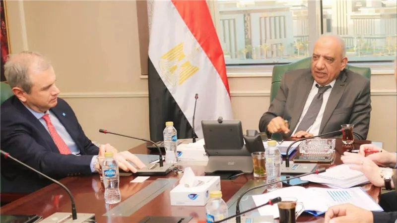 وزير الكهرباء يبحث مع «الكازار الإماراتية» تطورات تنفيذ مشروعات رياح بقدرة 1500 ميجاوات في الزعفرانة وجنوب الغردقة