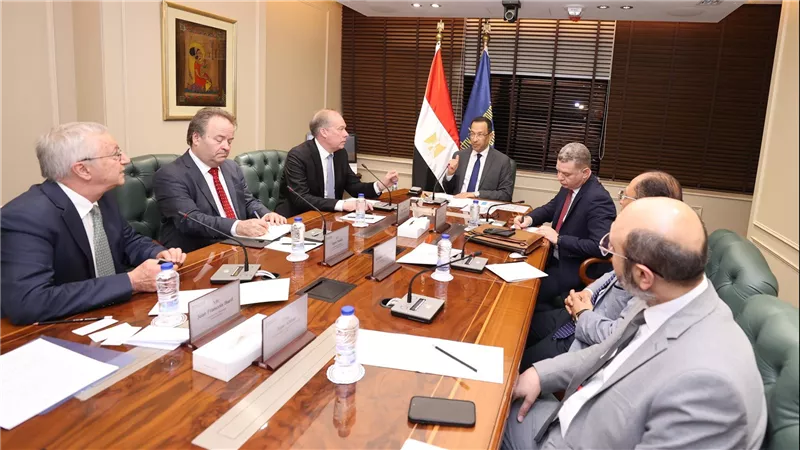 وزير الاتصالات يبحث مع HMD توسيع تصنيع هواتف نوكيا في مصر