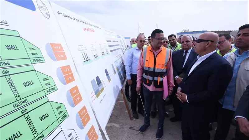 وزير النقل يتفقد مشروعات الصعيد ويؤكد الالتزام بالجودة والجداول الزمنية