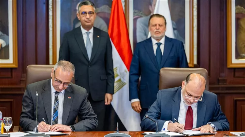 محافظ البنك المركزي ووزير التموين يشهدان توقيع بروتوكول للاستعلام الإلكتروني عن بيانات السجل التجاري