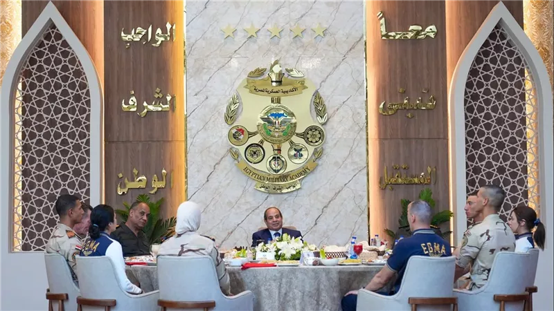 الرئيس السيسي يتفقد القيادة الاستراتيجية والأكاديمية العسكرية ويؤكد: استقرار الوطن العربي مسؤولية مشتركة