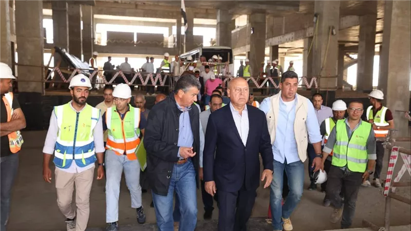 كامل الوزير يتفقد الخط الثاني للقطار السريع من ديروط إلى الأقصر ويسلم تعويضات المتضررين بقنا