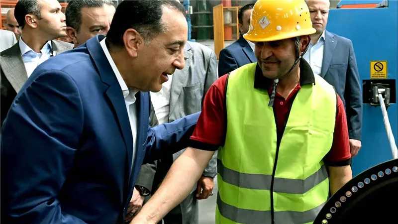 رئيس الوزراء يتفقد مصنع شركة 