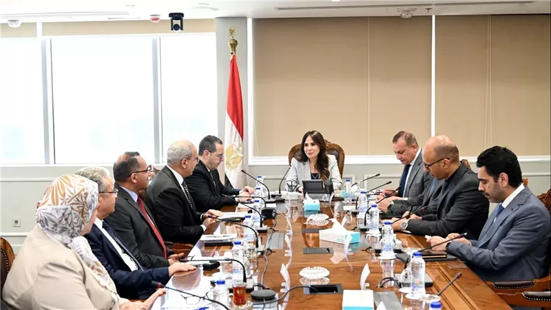وزيرة الإسكان تتابع مع رئيس الهيئة العامة لتعاونيات البناء والإسكان ملفات العمل بالهيئة وتبحث سبل تعظيم دورها