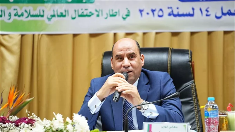 وزير العمل من داخل «كيما» بأسوان: الجمهورية الجديدة تقوم على دعم الصناعة والعمل والإنتاج