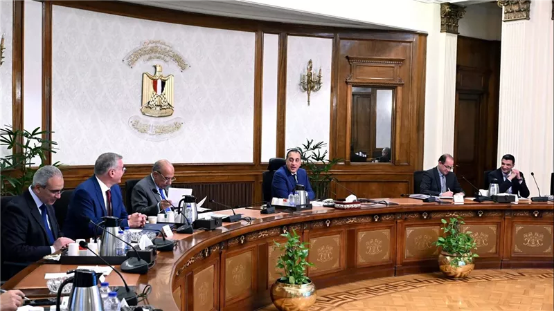 رئيس الوزراء يستعرض مقترح مبادرة “شمس الصناعة” للتوسع في استخدام الطاقة المتجددة بالمصانع