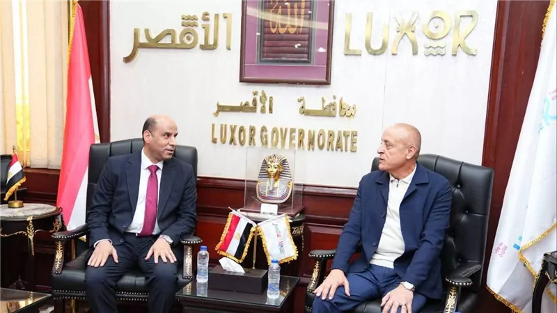 وزير العمل ومحافظ الأقصر يسلمان عقود عمل للشباب وذوي الهمم