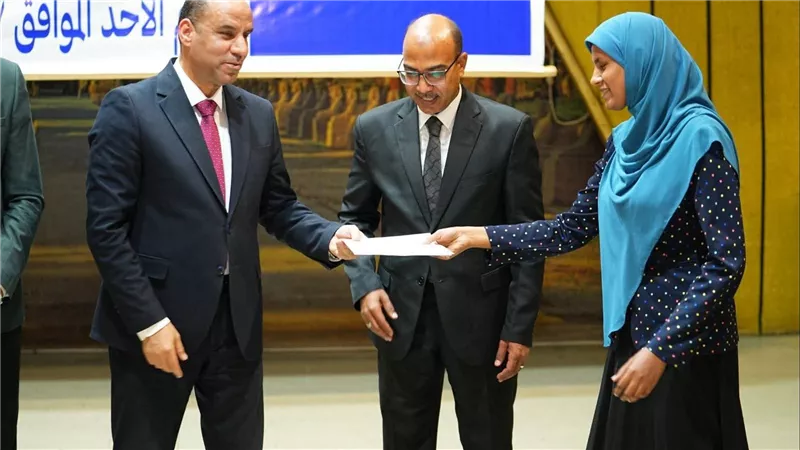 وزير العمل يُسلّم ماكينات خياطة لخريجات التدريب المهني بالأقصر لتمكينهن اقتصادياً