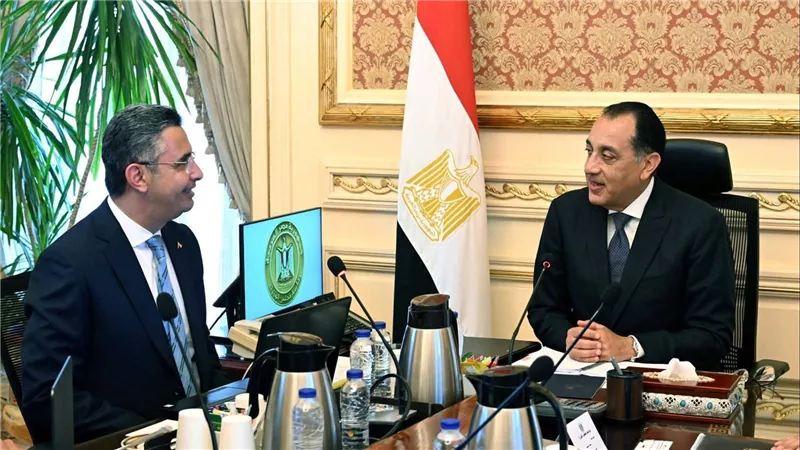 رئيس الوزراء يتابع استعدادات التموين لتوفير السلع واللحوم بالعيد