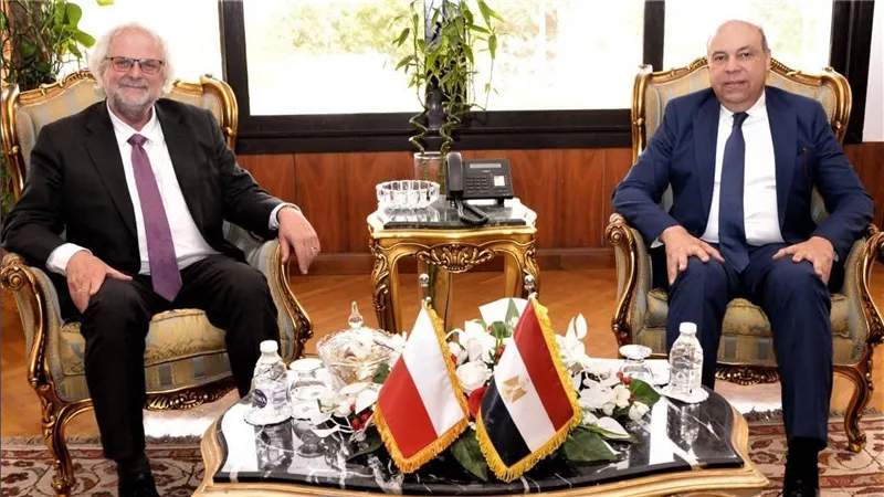 وزير الطيران: تسهيلات لزيادة الرحلات والسياحة البولندية إلى مصر