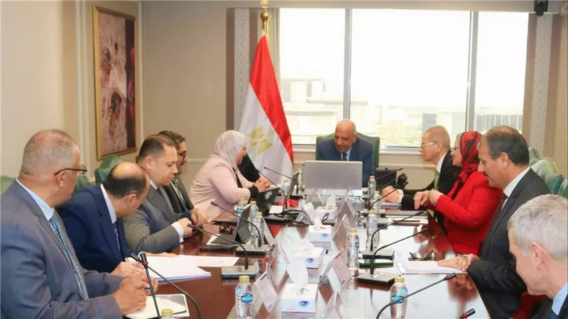 الكهرباء تبحث مع البنك الدولي دعم الشبكة والتوسع في الطاقة المتجددة
