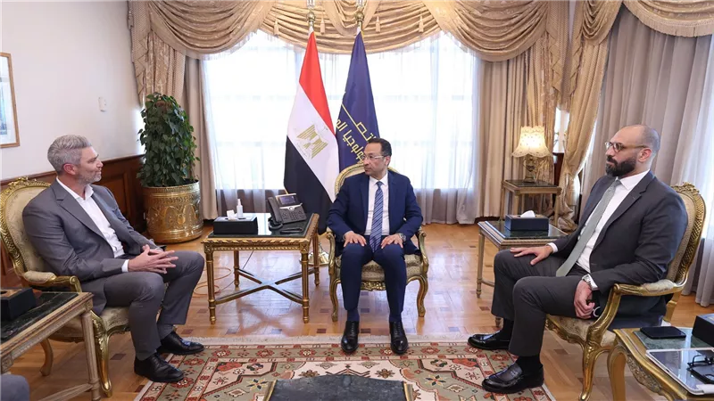 وزير الاتصالات يبحث مع أمازون ويب سيرفيسز التوسع في الذكاء الاصطناعي