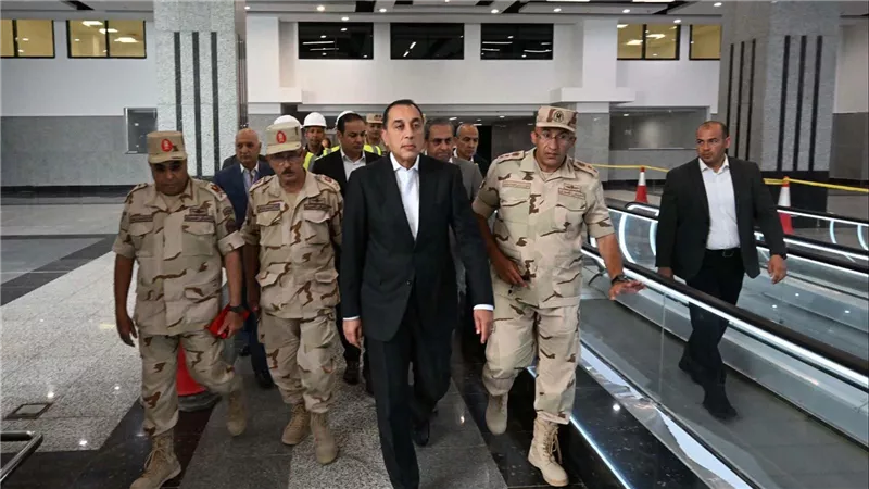 مدبولي يستقل الأتوبيس الكهربائي ويتفقد مشروعات العاصمة الجديدة
