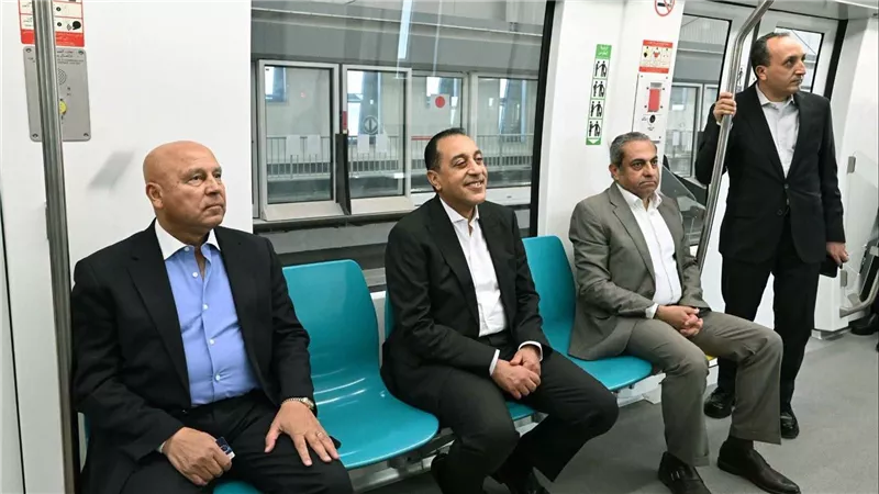 مدبولي يستقل الأتوبيس الكهربائي ويتفقد مشروعات العاصمة الجديدة