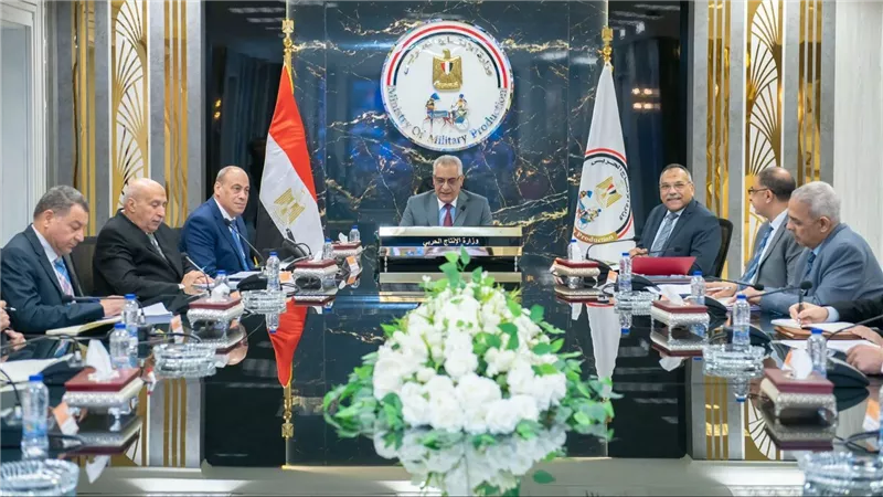 وزير الإنتاج الحربي يوجّه بتوسيع التعاون الصناعي وزيادة التصنيع المحلي