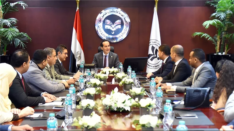 رئيس هيئة الاستثمار يلتقي ممثلي نقابة العاملين لبحث تطوير بيئة العمل وتعزيز الاستقرار المؤسسي