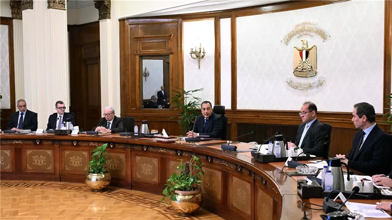 رئيس الوزراء يناقش خطة تطوير الهيئة الوطنية للإعلام وآليات تسوية مديونياتها