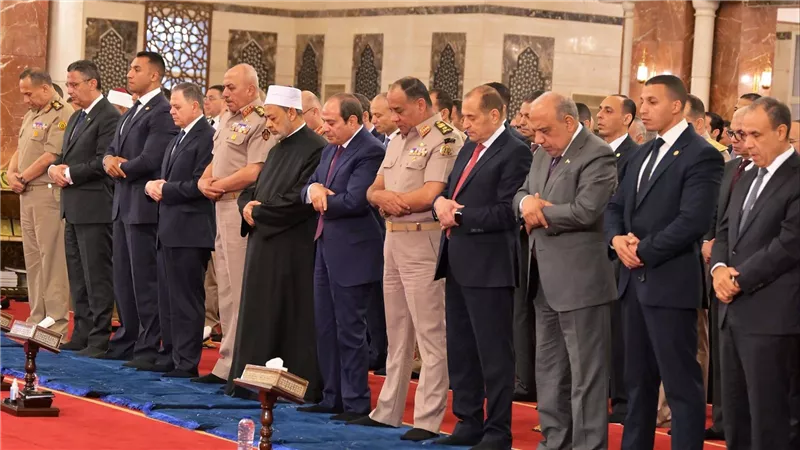 الرئيس  السيسي يؤدي صلاة العيد بمسجد الرحمن الرحيم  بالعاصمة الجديدة