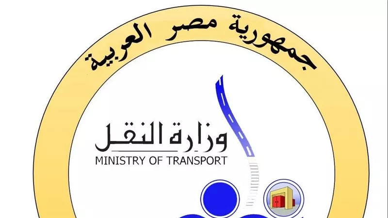 النقل تشجب اقتحام مزلقان ميت حلفا واصطدام عربة بقطار