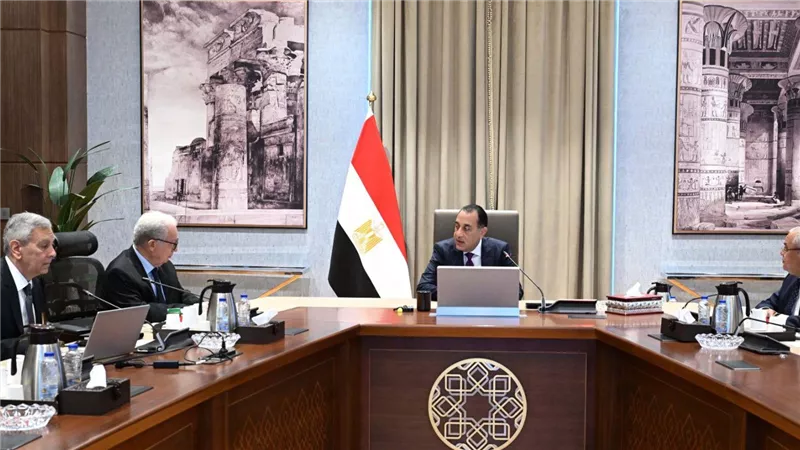 مدبولي يستعرض خطة تطوير الشركة القابضة للأدوية وزيادة صادراتها