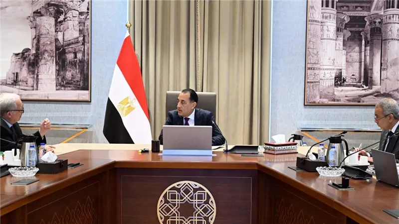 رئيس الوزراء يتابع مع نائبه للشئون الاقتصادية موقف خطة إعادة هيكلة الهيئات الاقتصادية