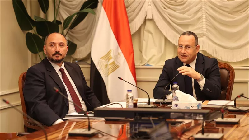 وزير التعليم العالي يعقد اجتماعًا لتكثيف إطلاق القوافل المتكاملة داخل وخارج مصر