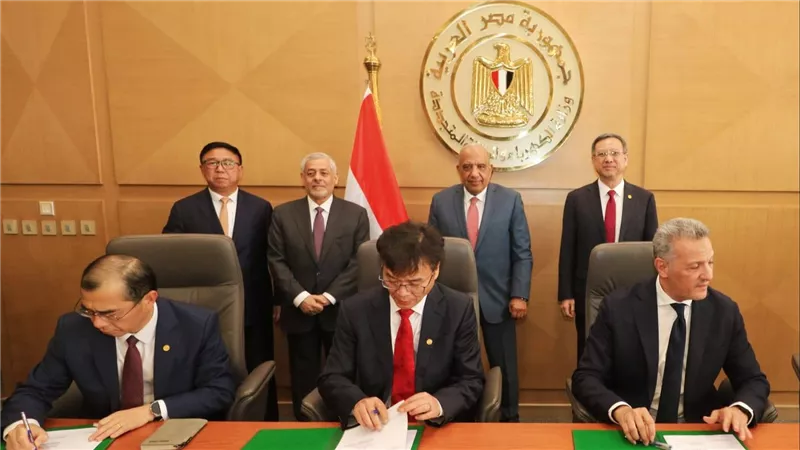 توقيع اتفاقيات لإنشاء محطات ومصنع لبطاريات تخزين الطاقة
