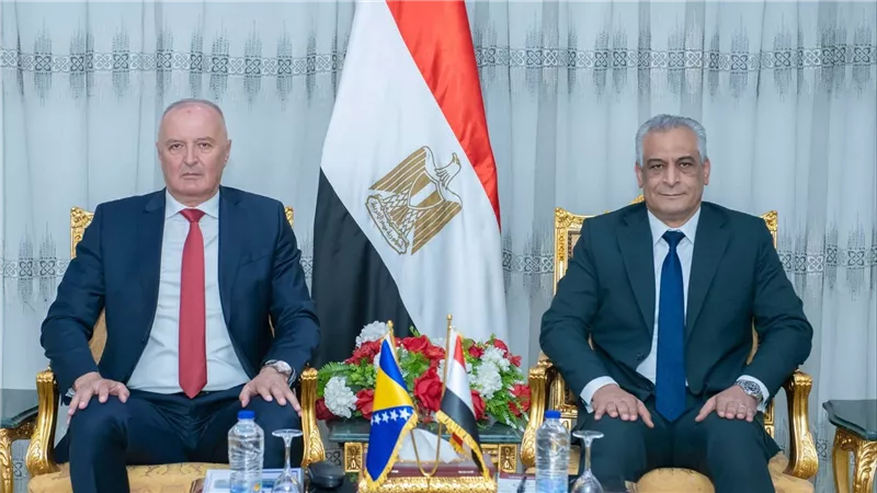 وزير الإنتاج الحربي يبحث مع نظيره البوسني تعزيز التعاون بالصناعات الدفاعية المشتركة