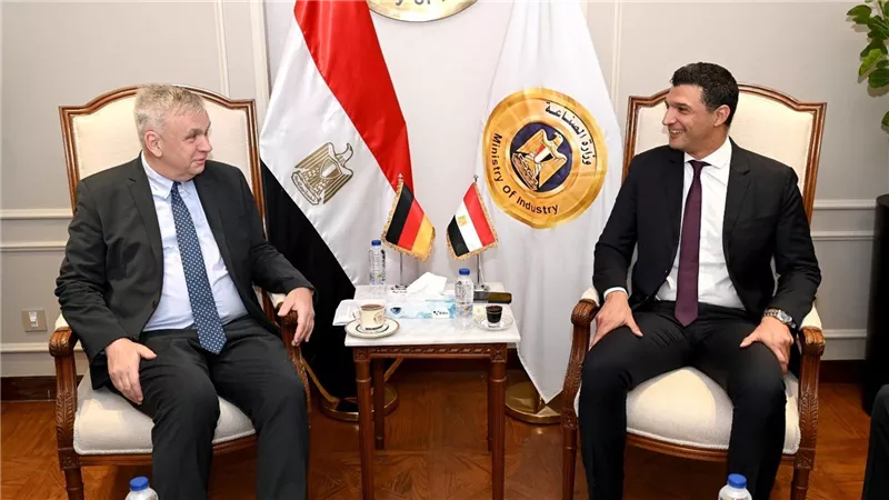 وزير الصناعة يبحث مع سفير ألمانيا تعزيز التعاون الصناعي ونقل التكنولوجيا