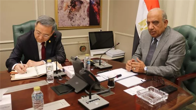 الكهرباء تعزز شراكتها مع الصين لدمج الطاقة المتجددة