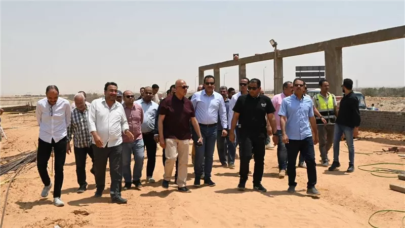 نائب وزيرة الإسكان يتفقد مشروعات البنية التحتية بالعاشر من رمضان