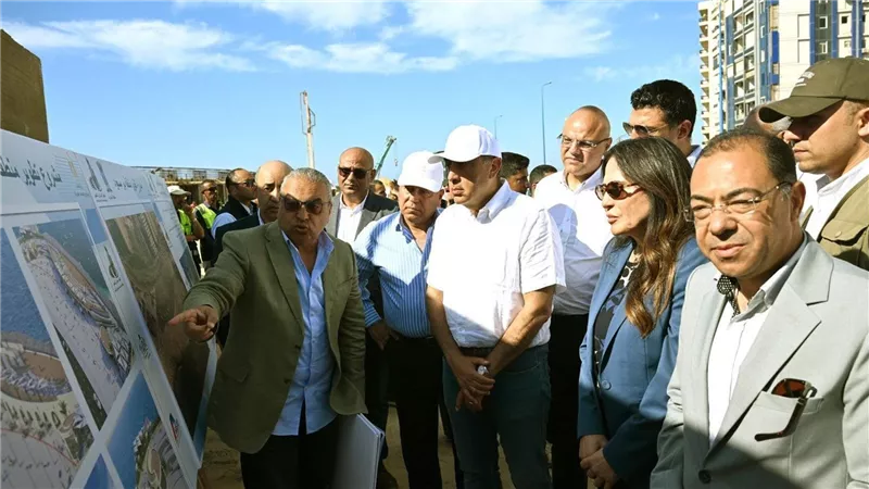 رئيس الوزراء يتفقد تطوير منطقة بئر مسعود بميامي بالإسكندرية