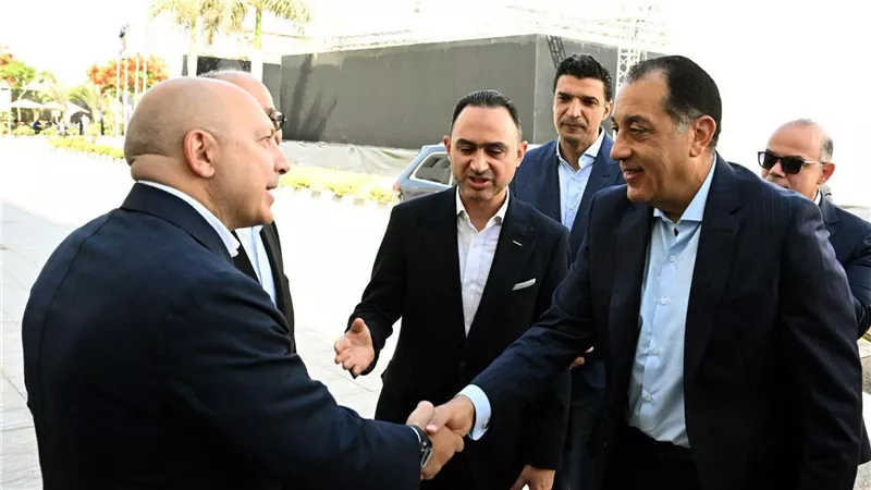 رئيس الوزراء يفتتح ويتفقد عدداً من المشروعات الصناعية بالسادس من أكتوبر
