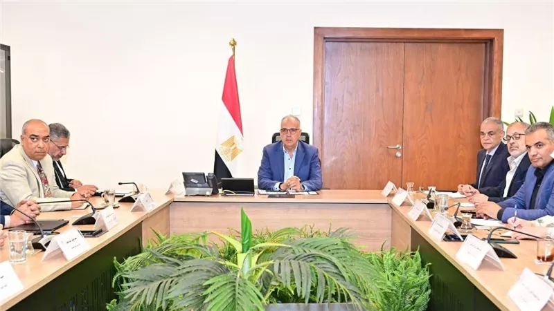 وزير الري يتابع تنفيذ الخطة الاستثمارية ويستعرض مشروعات العام المالي الجديد