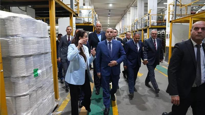 وزير العمل يكرم العمال المتميزين بالنساجون الشرقيون ويدعم الصناعة الوطنية