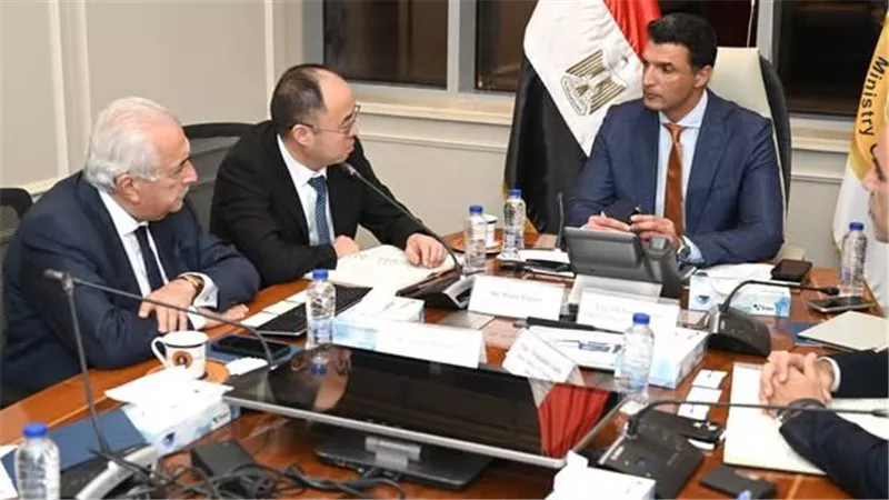 وزير الصناعة يبحث مع شركة صينية إنشاء مصنع إطارات جديد بمصر