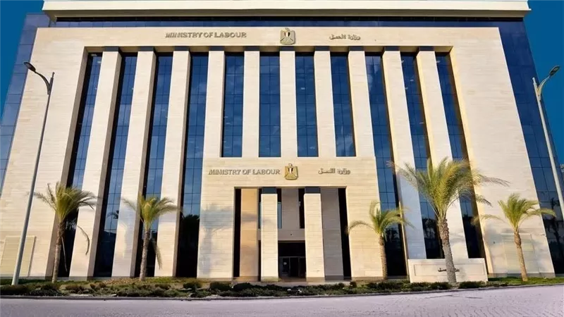 وزارة العمل تحذر من التوظيف الوهمي بالخارج وتؤكد مجانية التقديم بالكامل