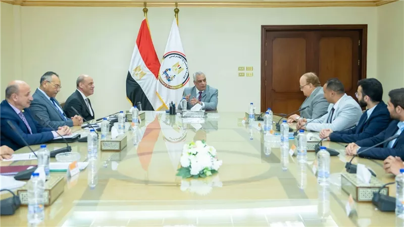 وزير الإنتاج الحربي يبحث توظيف ابتكارات طلاب هندسة الإسكندرية صناعيًا