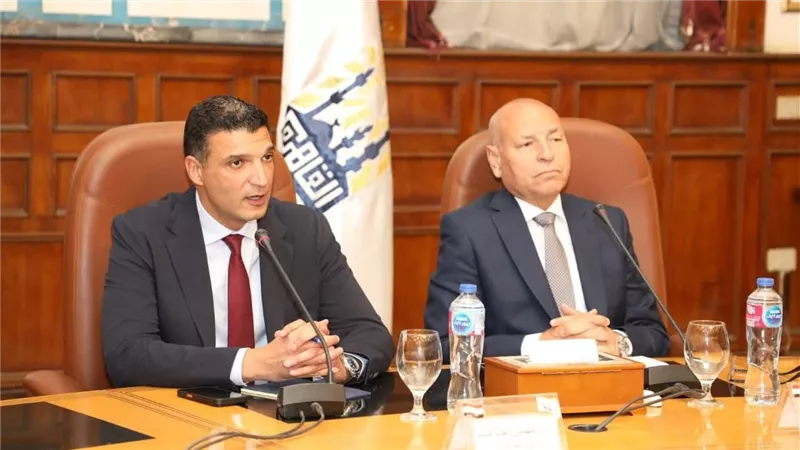 وزير الصناعة ومحافظ القاهرة يُسلِّمان 43 عقد تقنين أوضاع لمصانع وورش بمنطقة شق الثعبان الصناعية