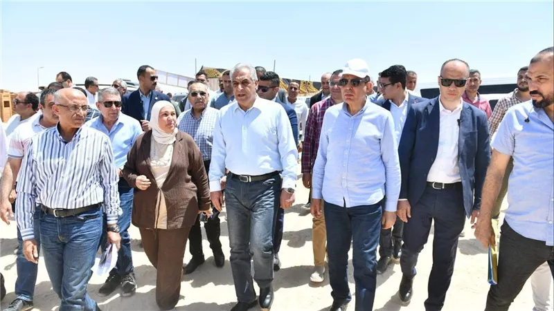 وزير الإنتاج الحربي يتابع مشروعات «حياة كريمة» بالمنيا ويوجه بسرعة الإنجاز