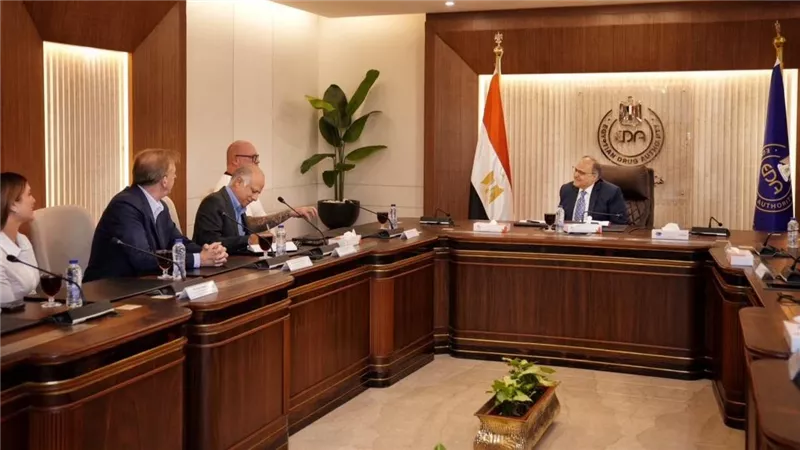 هيئة الدواء تبحث مع شركة أمريكية التعاون في المواد الخام والتقنيات العلاجية