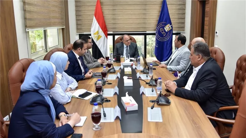 رئيس هيئة الدواء المصرية يبحث مع ممثلي شركة 