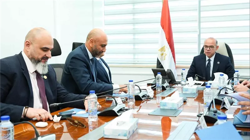 وزير الاستثمار يبحث مع 