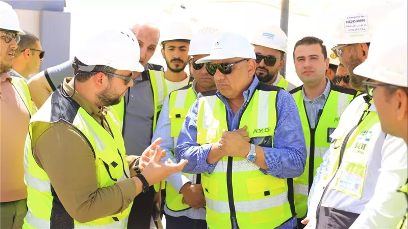 عصمت يتابع مشروعات الطاقة المتجددة ويعزز التحول الرقمي بأسوان